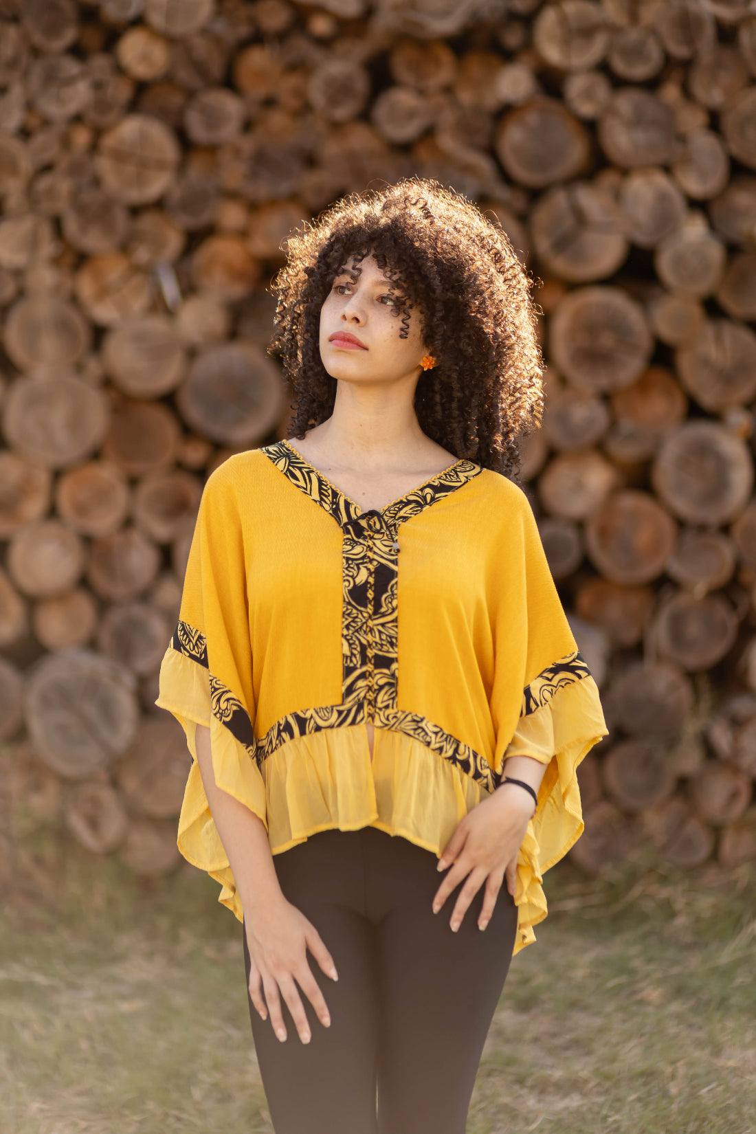 Bata com babados nas mangas e barra