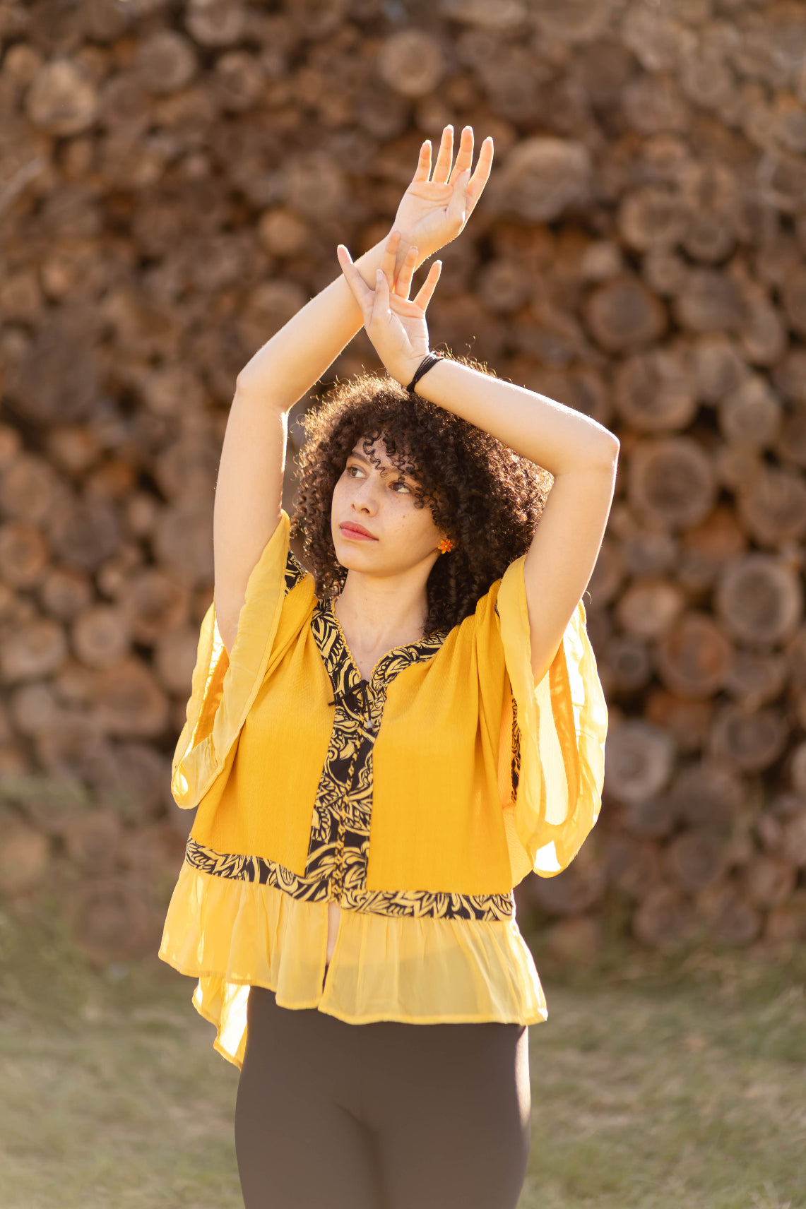 Bata com babados nas mangas e barra