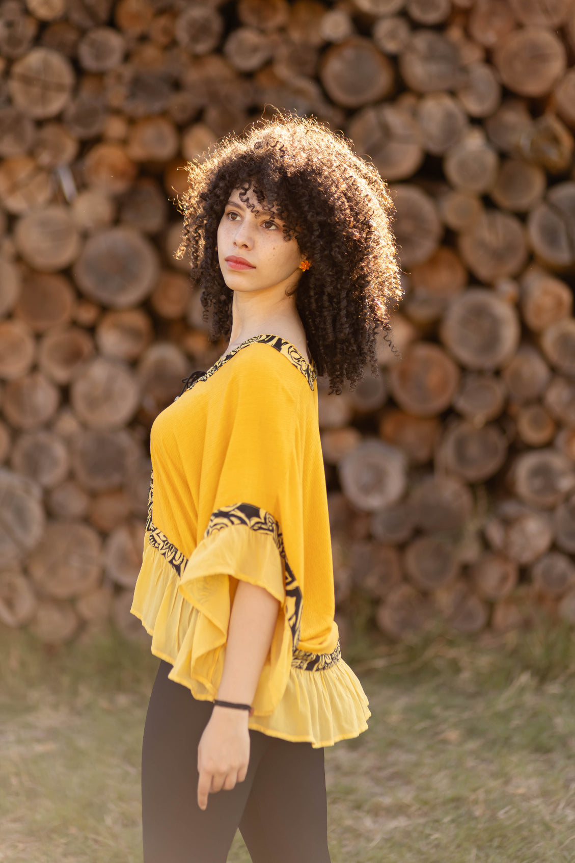 Bata com babados nas mangas e barra