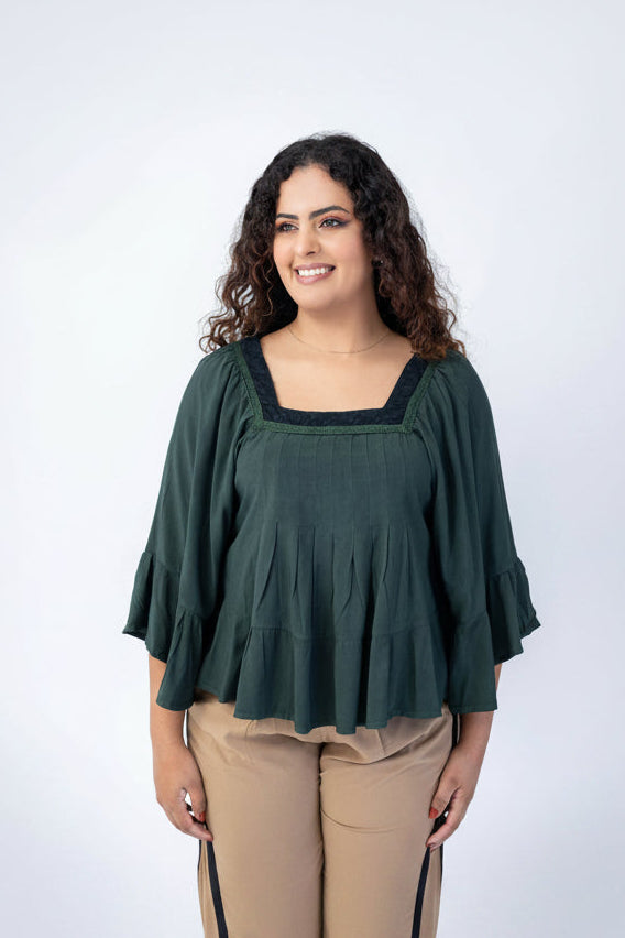 Blusa com decote quadrado e manga com babado
