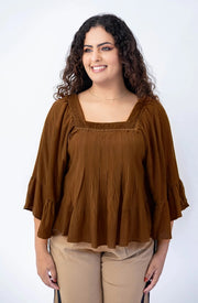 Blusa com decote quadrado e manga com babado