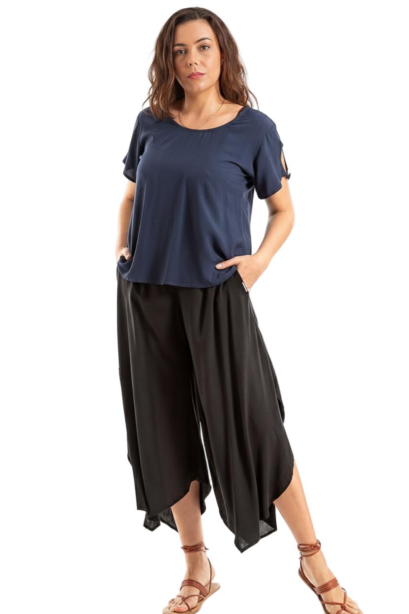 Blusa com decote redondo e amarrador nas costas