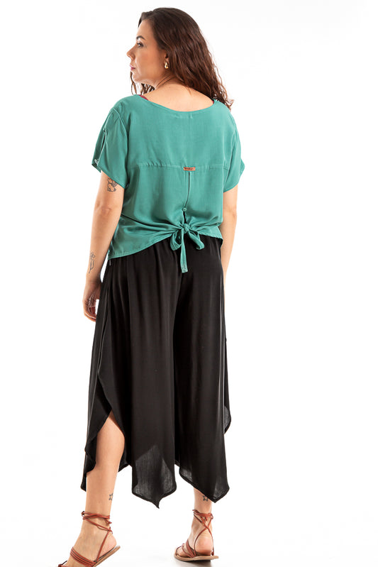 Blusa com decote redondo e amarrador nas costas