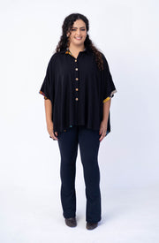 Blusa com detalhes estampados