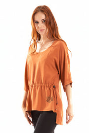 Blusa com manga 3/4 e cordão de crochê e pinturas à mão