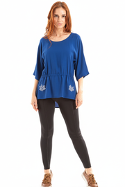 Blusa com manga 3/4 e cordão de crochê e pinturas à mão211