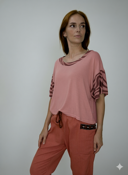 Blusa em malha com detalhes nas mangas e gola