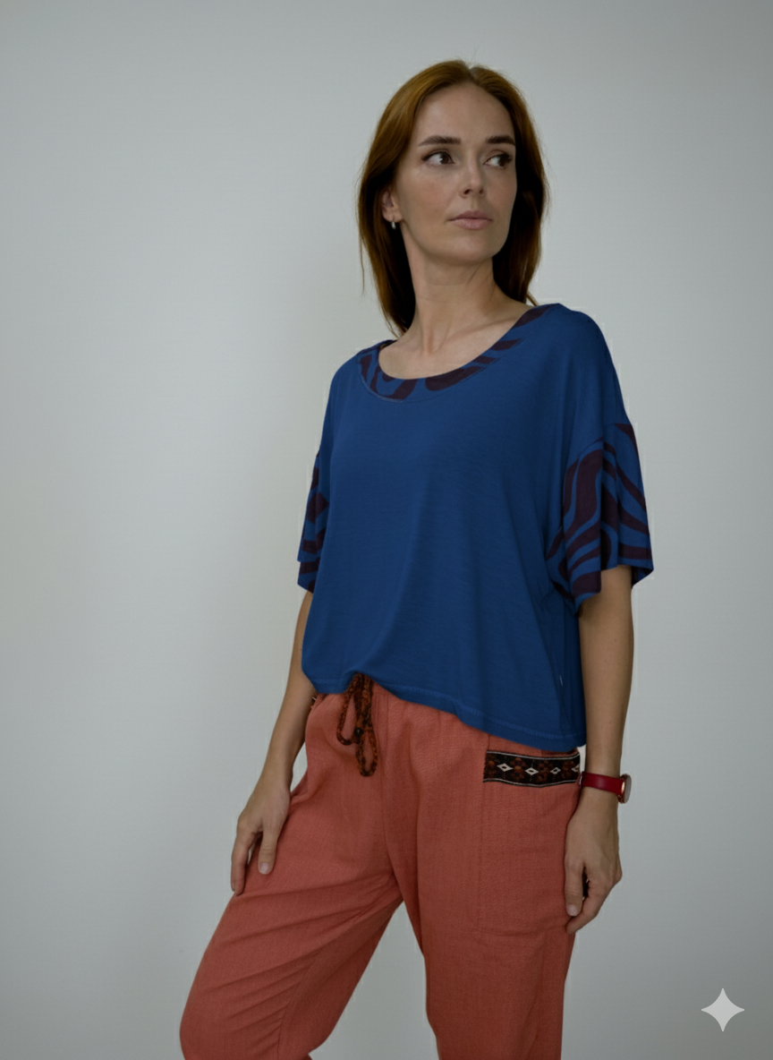 Blusa em malha com detalhes nas mangas e gola