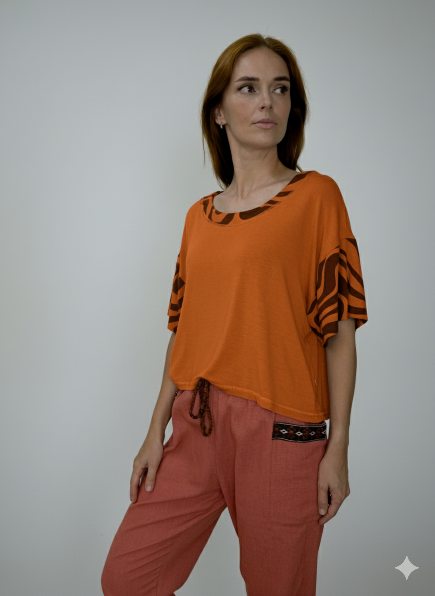 Blusa em malha com detalhes nas mangas e gola