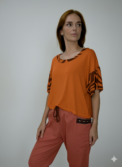 Blusa em malha com detalhes nas mangas e gola