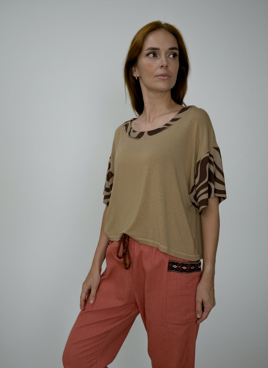 Blusa em malha com detalhes nas mangas e gola