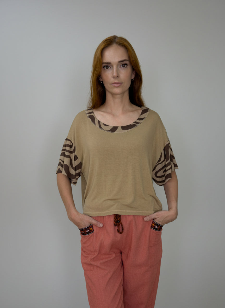 Blusa em malha com detalhes nas mangas e gola