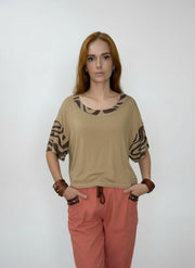 Blusa em malha com detalhes nas mangas e gola