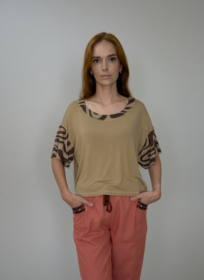 Blusa em malha com detalhes nas mangas e gola