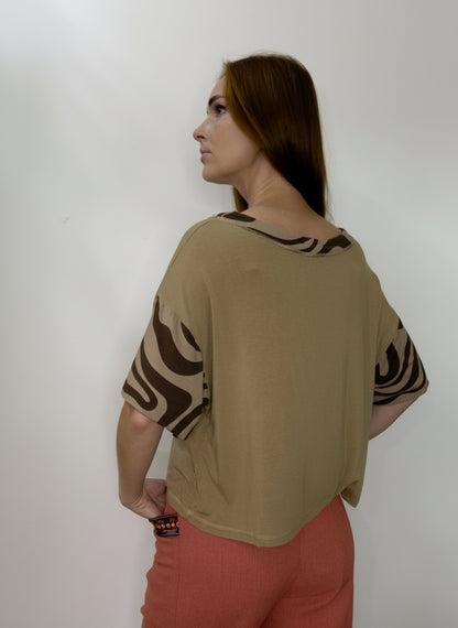 Blusa em malha com detalhes nas mangas e gola