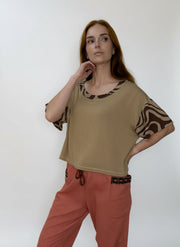 Blusa em malha com detalhes nas mangas e gola