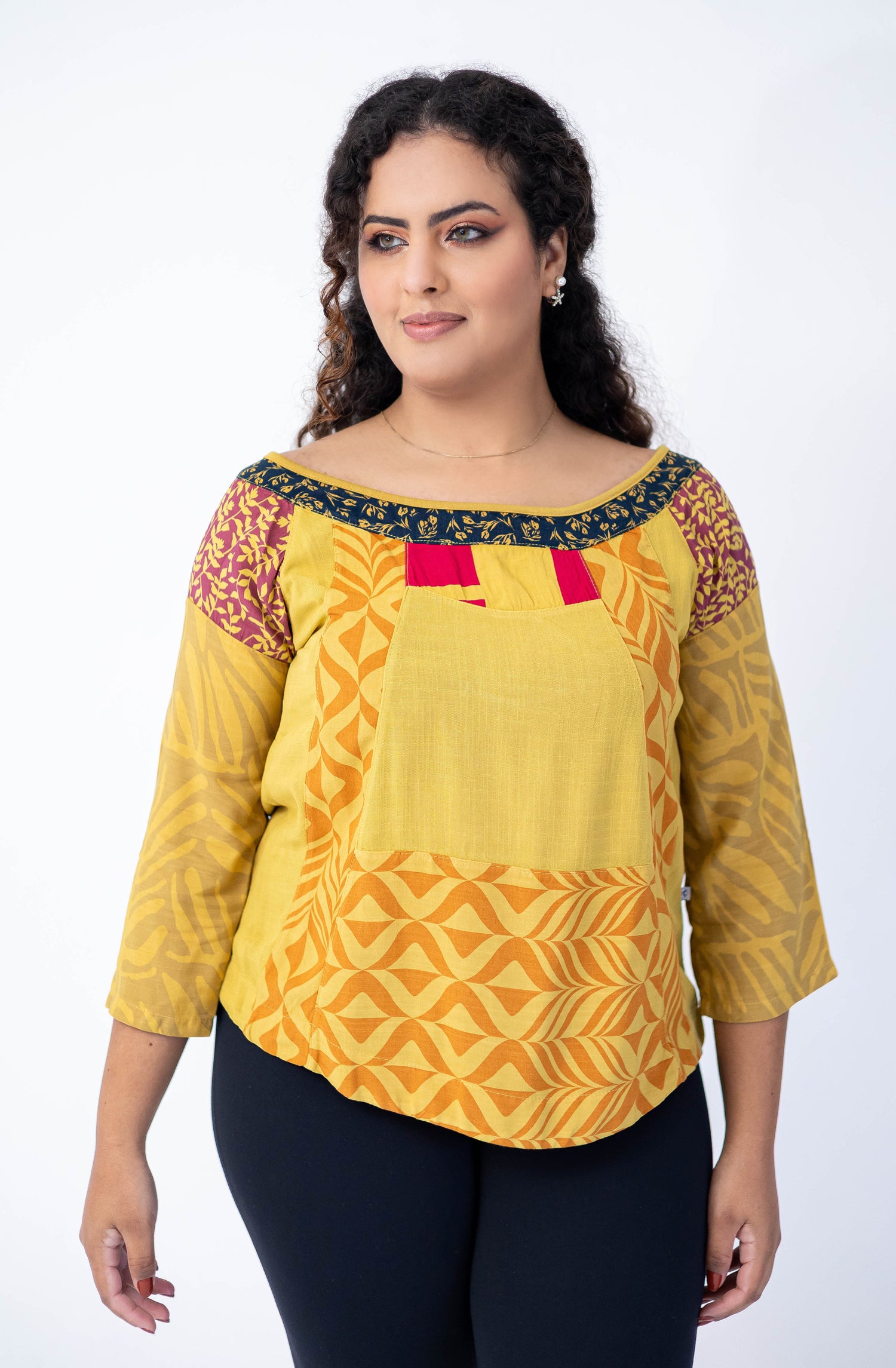 Blusa em patchwork com decote canoa