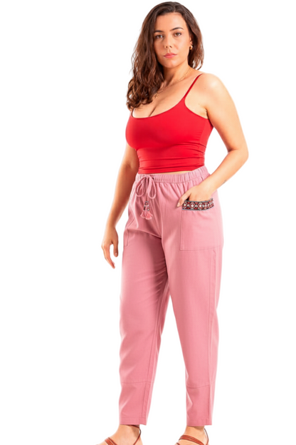 Calça com bolsos laterais