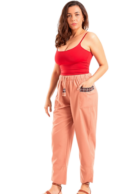 Calça com bolsos laterais