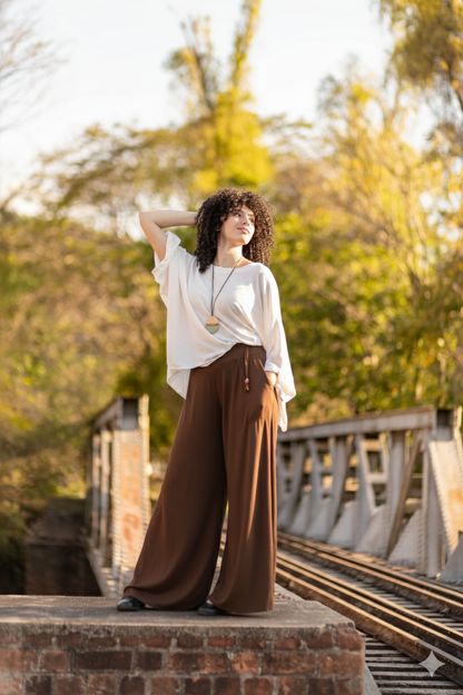 Calça pantalona com ajuste na cintura