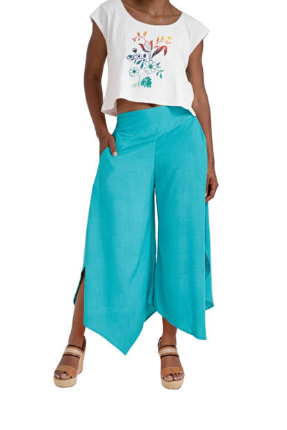 Calça tipo pantacourt com bolsos laterais