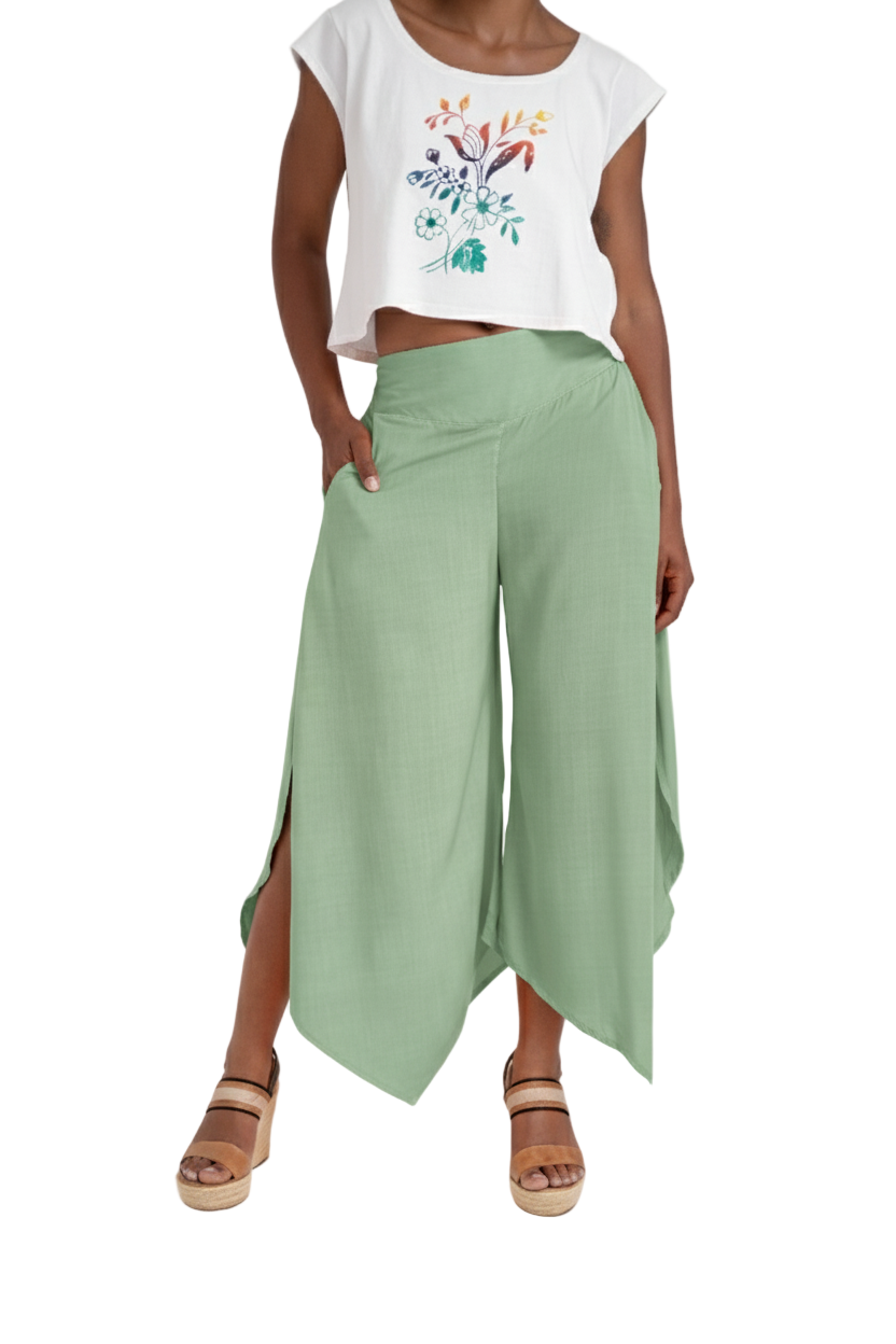 Calça tipo pantacourt com bolsos laterais