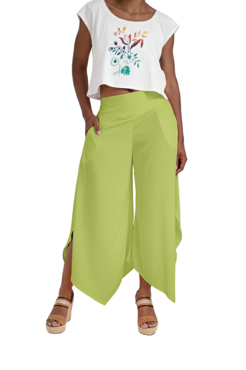 Calça tipo pantacourt com bolsos laterais