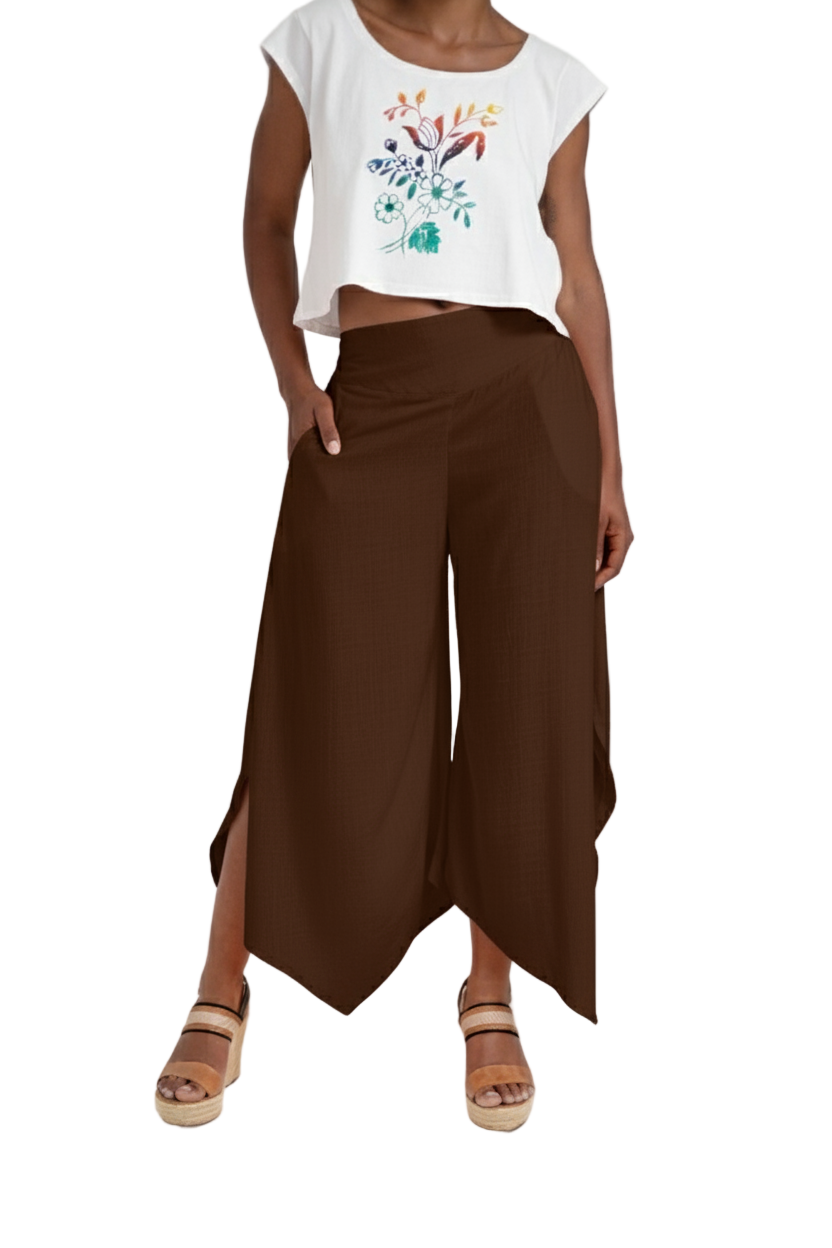 Calça tipo pantacourt com bolsos laterais