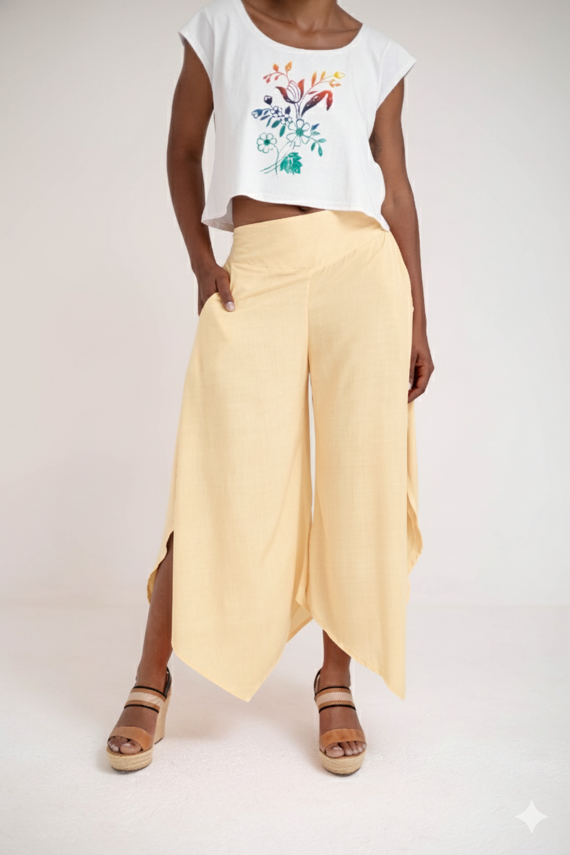 Calça tipo pantacourt com bolsos laterais