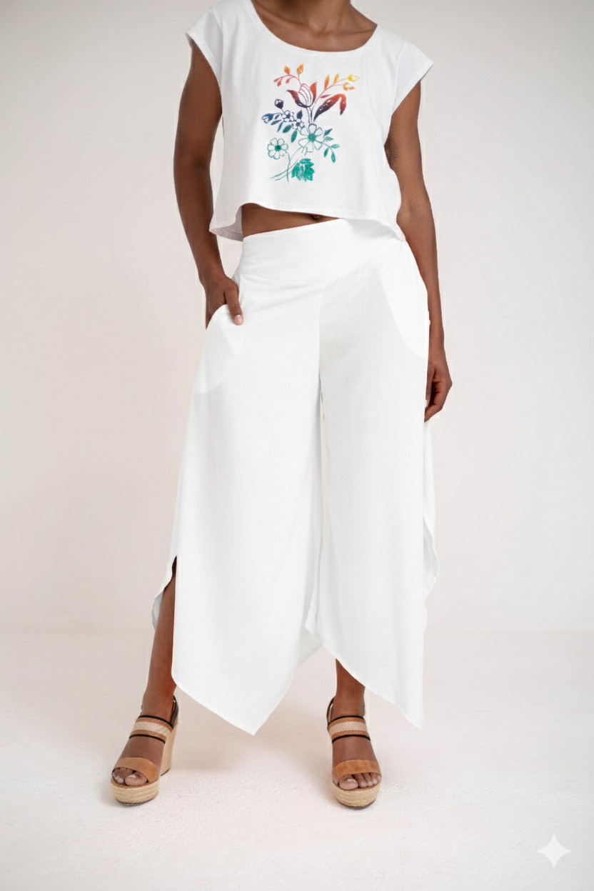 Calça tipo pantacourt com bolsos laterais