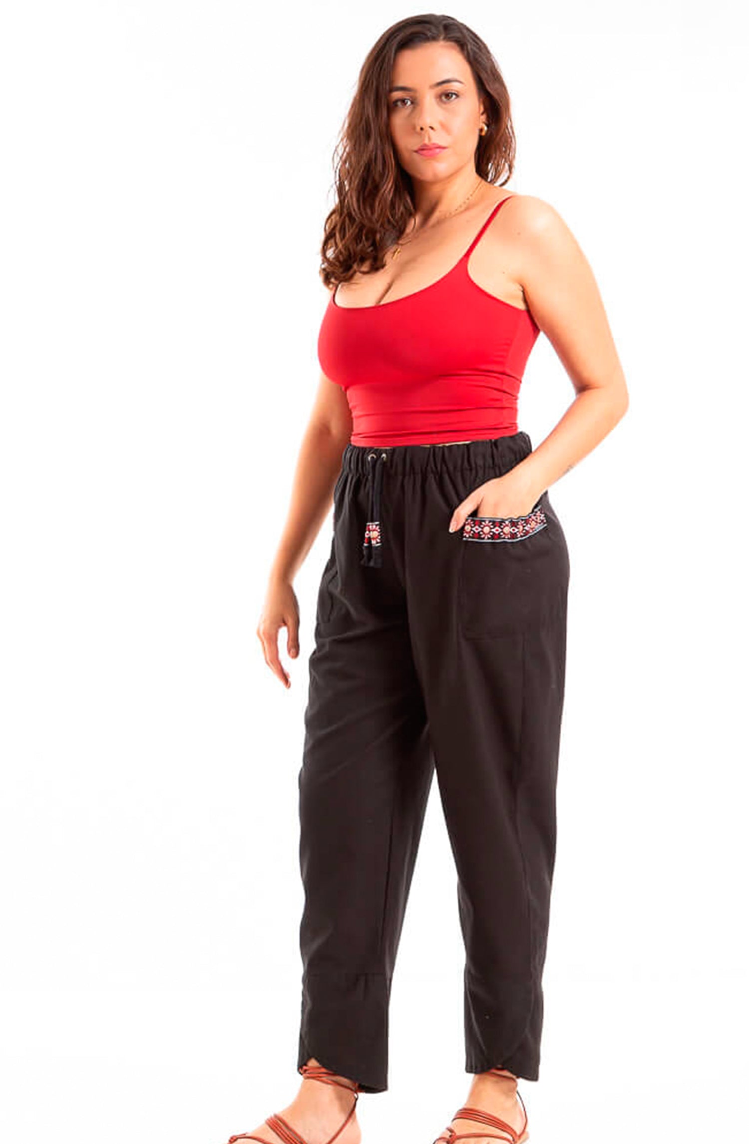 Calca com bolsos laterais