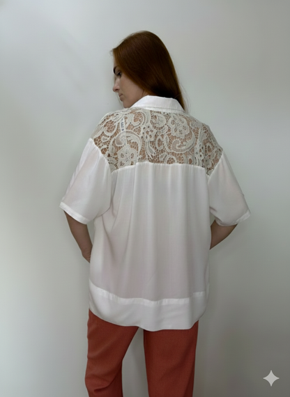 Camisa com pala nas costas