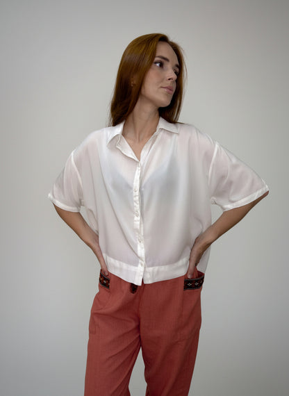 Camisa com pala nas costas