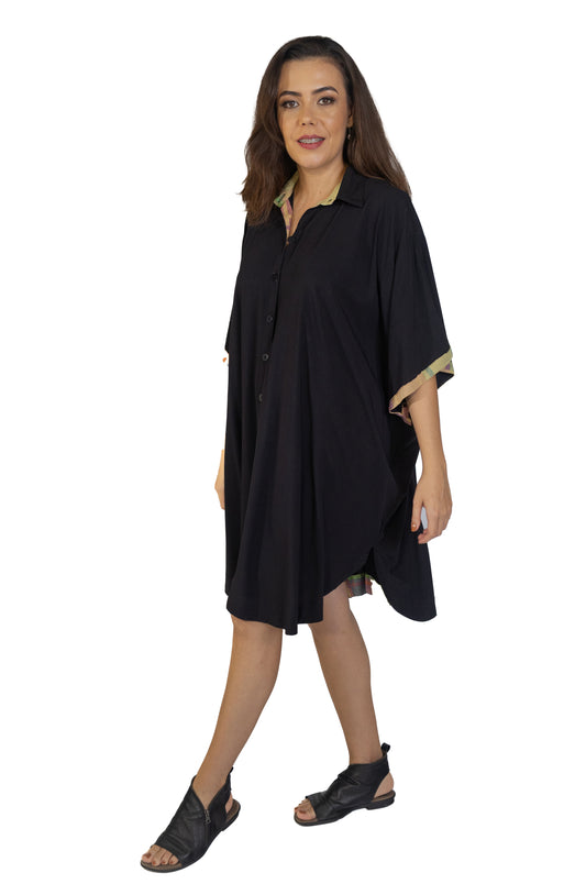 Chemise ampla com detalhes em tecido estampado na gola cava e barra