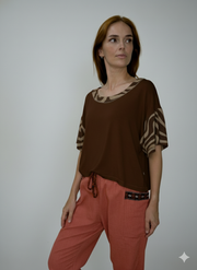 Blusa em malha com detalhes nas mangas e gola