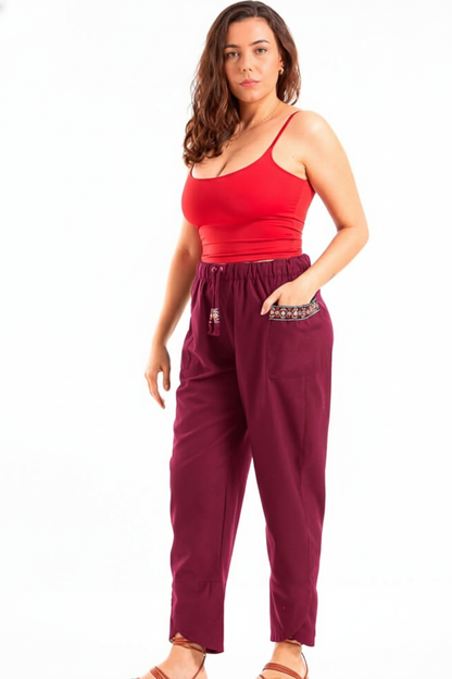 Calça com bolsos laterais