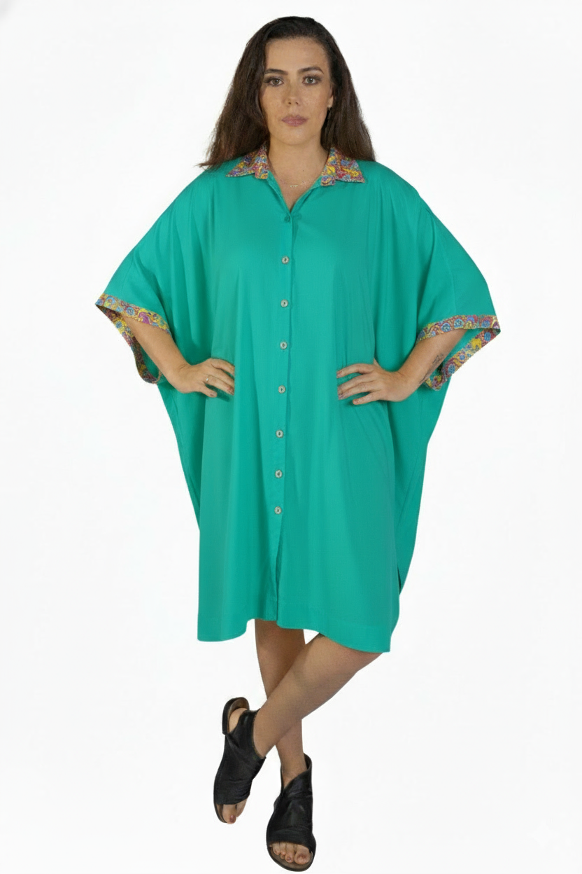 Chemise amplo com detalhes estampados na gola, cava e barra