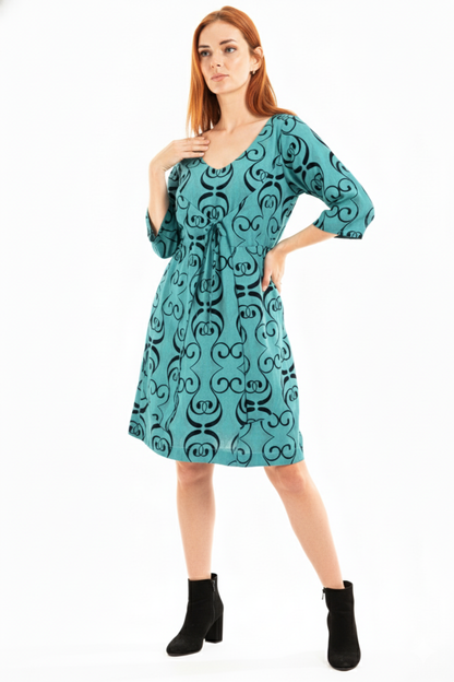 Vestido com amarrador na frente e mangas