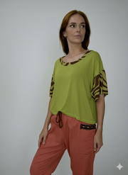 Blusa em malha com detalhes nas mangas e gola