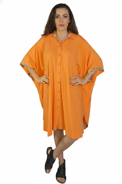 Chemise amplo com detalhes estampados na gola, cava e barra