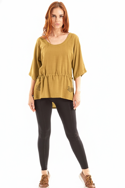 Blusa com manga 3/4 e cordão de crochê e pinturas à mão