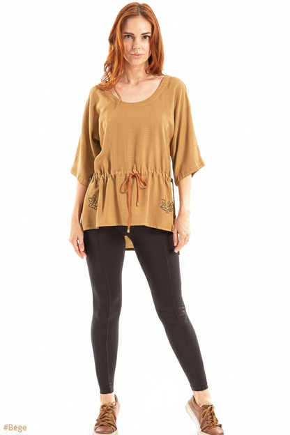 Blusa com manga 3/4 e cordão de crochê e pinturas à mão