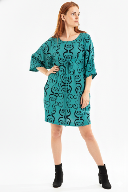 Vestido com amarrador na frente e mangas