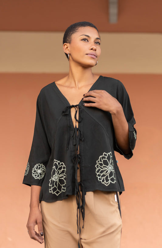 Blusa com amarrador e carimbos