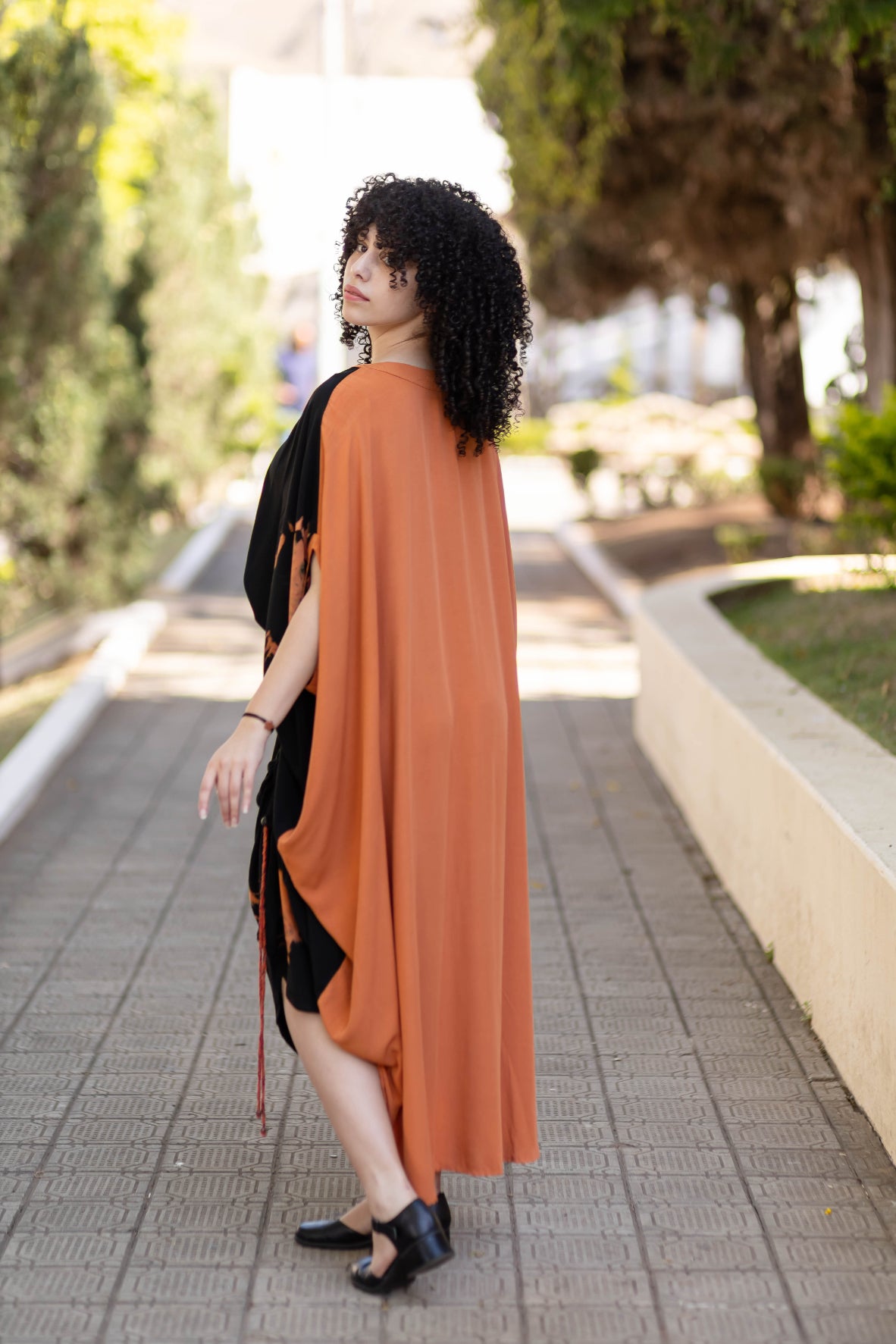 Kafta ampla com ajuste na cintura e na lateral