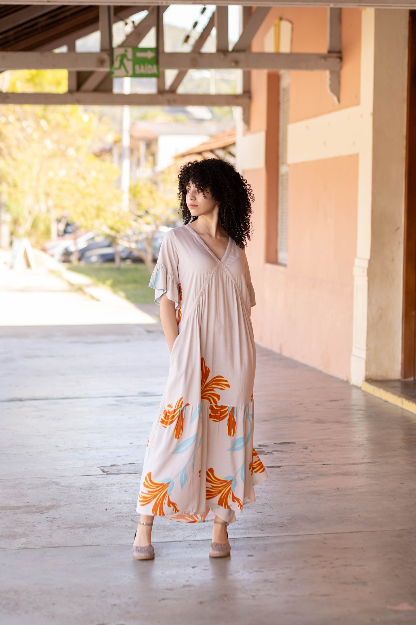 Vestido longo com decote V e estampa limitada