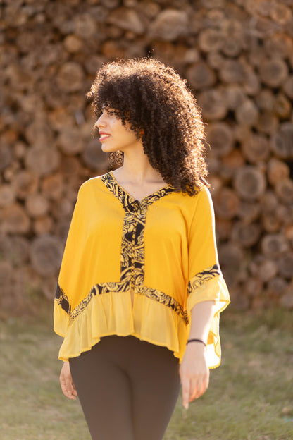 Bata com babados nas mangas e barra