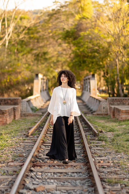 Calça pantalona com ajuste na cintura