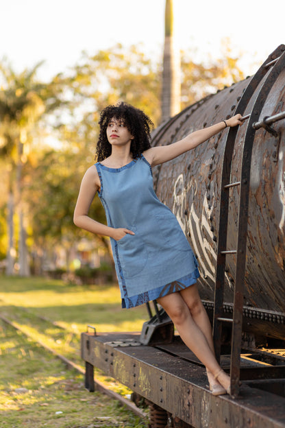 Vestido tubo curto em linho com detalhes estampados