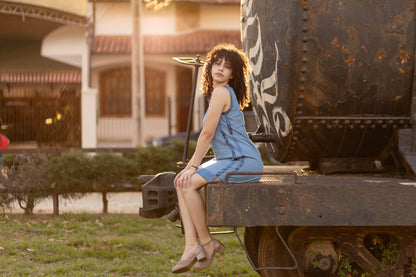 Vestido tubo curto em linho com detalhes estampados